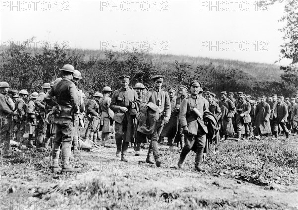 - L'offensive en Septembre 1918 des alliés de la France en Argonne - Les Américains en Argonne : Prisonniers allemands , fait par les américains , conduits à un quartier général de division , en arrière des lignes ( Bataille Argonne Champagne )