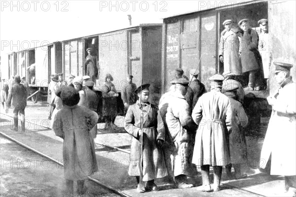 Officiers allemands prisonniers quittant le camp de Khabarovska , au nord de Vladivostok en Avril 1918