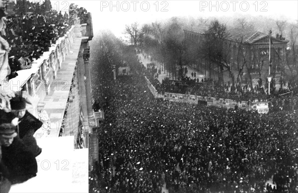 - Le retour de l'Alsace et de la Lorraine à la France célébré à Paris en Novembre 1918 - La foule , Rue Rivoli et place la Concorde , devant le ministère de la marie à droite , les terrasses des tuileries