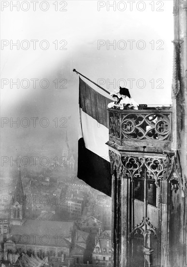 - La libération de Strasbourg - Strasbourg accueille en Novembre 1918 l'armée française , ces jeunes alsaciens en costume traditionnel veillent sur le drapeau français disparu depuis 1870