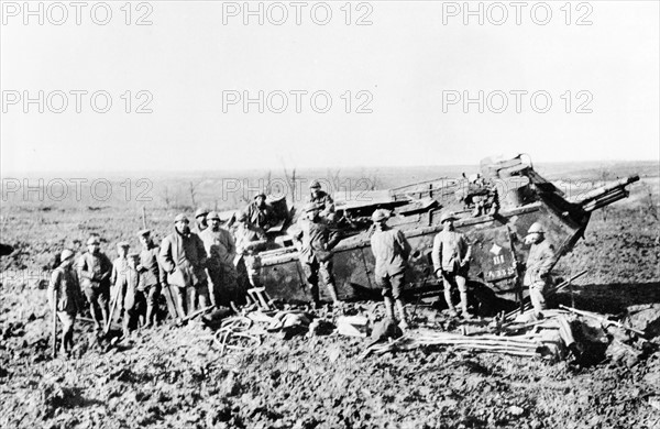 Lieutenant Cochu , en octobre 1917 , un char d'assaut après la prise du bois 160 ( son équipage et ses prisonniers )