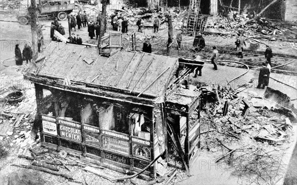 Les bombardements aériens de Paris en 1918 rue de Rivoli n° 14 par avion ( torpille de 300 kilm ) Avril 1918