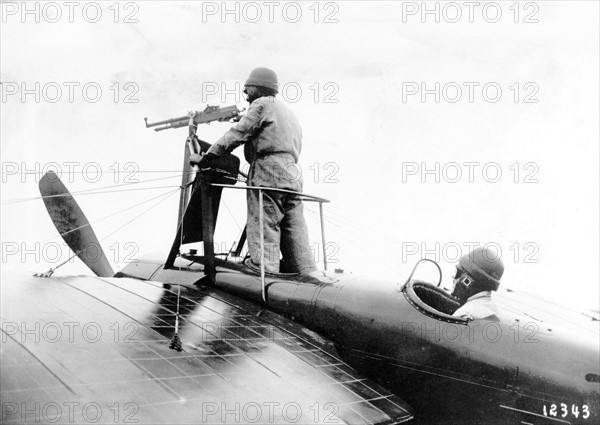 L'aviation française pendant la guerre de 1914/1918 - Le premier essai de mitrailleuse sur un avion français