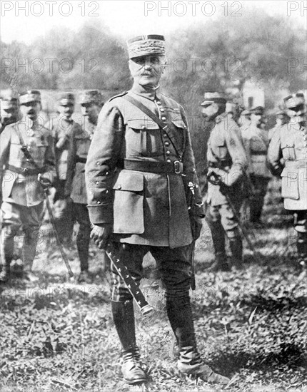 FERDINAND FOCH Maréchal de France (1851 ñ 1929)- Le 23 août 1918, le bâton de commandement a été remis au nouveau maréchal par le Président de la République -