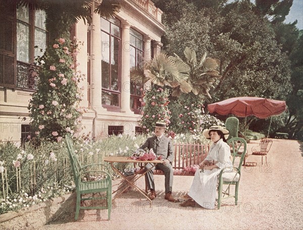 En mai 1914, à Eze-les-Pins sur la Côte d'Azur, le président de la République française Raymond Poincaré et son épouse Henriette, dans le jardin de leur villa de vacances.  Autochrome paru dans L'Illustration du 16 mai 1914.