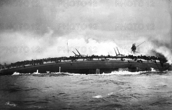 NAUFRAGE DU CUIRASSE ALLEMAND "BLÜCHER" - Le 24 janvier 1915, lors d'un raid allemand visant à bombarder le littoral anglais, le croiseur cuirassé allemand "Blücher", touché par la flotte britannique, tourne sur lui-même avant de sombrer. Son équipage est précipité à la mer ou s'y jette volontairement. Première Guerre Mondiale - Nous contacter pour la légende complète