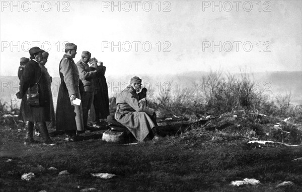 En décembre 1914, sur le front de l'Est en Serbie, le roi PIERRE Ier DE SERBIE observe d'une hauteur, les péripéties d'une bataille qui se termine par la victoire des troupes serbes. Le roi tient à soutenir son armée malgré son âge avancé (70 ans) et ses rhumatismes, et bien qu'il ait abandonné la régence au prince héritier Alexandre.  Première Guerre Mondiale - Nous contacter pour la légende complète