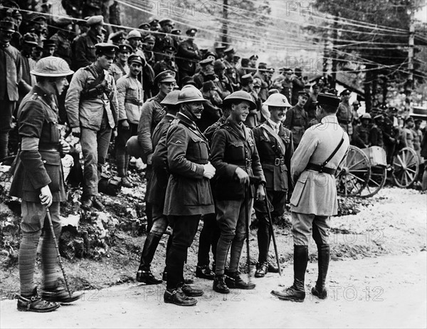 En 1917, sur le front italien, le prince de Galles Edouard discutant avec des officiers français.  Pendant la première Guerre mondiale, il n'hésita pas à se mêler aux troupes combattantes.  Le prince héritier arejoignit l'armée en 1914. D'abord nommé aide de camp du général en chef sir John French dans les Flandres, il servit ensuite comme officier d'ordonnance avant de rejoindre les tranchées. Première Guerre Mondiale - Nous contacter pour la légende complète