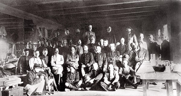 De Gaulle - Camp de représailles de Szcuezin ( octobre 1916 ) Les prisonniers français. Le Général de Gaulle est assis à droite, sur le coin de la table 4.1.1 Guerre 1914-1918 Camp de represailles de Sczvezin ( octobre 1916 ) Les prisonniers francais. Le General de Gaulle est assis a droite, sur le coin de la table Première Guerre Mondiale - Nous contacter pour la légende complète