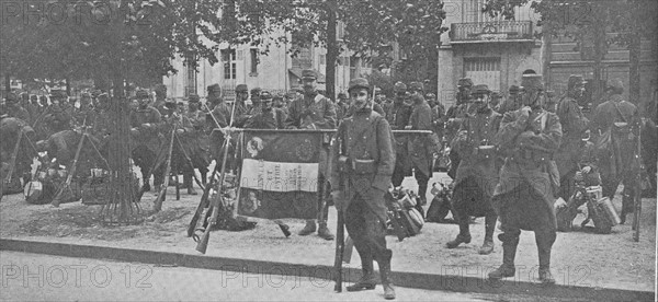 La mobilisation à Paris en août 1914: le 102ème d'infanterie et son drapeau - Début août 1914 à Paris, le 102ème d'infanterie et son drapeau, avant son départ pour le front. Première Guerre Mondiale - Nous contacter pour la légende complète