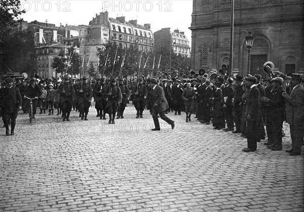 La mobilisation à Paris en août 1914: le départ d'un régiment - En août 1914 à Paris, aux premiers jours de la mobilisation, le départ d'un régiment acclamé par la population parisienne.   Première Guerre Mondiale - Nous contacter pour la légende complète