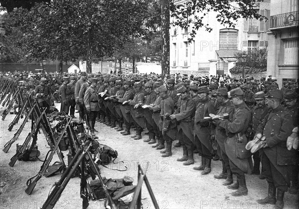 La mobilisation à Paris en août 1914: revue des brodequins - En août 1914 à Paris, pendant les premiers jours de la mobilisation, revue des brodequins place Saint-François-Xavier. En aout 1914 a Paris, pendant les premiers jours de la mobilisation, revue des brodequins place Saint-Francois-Xavier. Première Guerre Mondiale - Nous contacter pour la légende complète