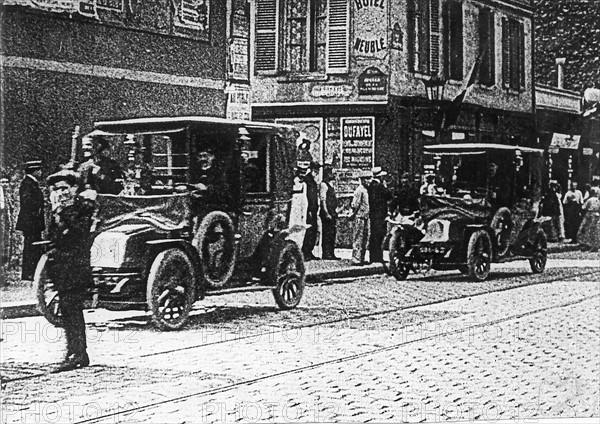 Les taxis de la marne, le 7 septembre 1914 - Pour stopper l'offensive allemande se dirigeant sur Paris après avoir enfoncé les défenses aux frontières, le 6 septembre 1914 Joffre lance l'ordre " à toute troupe qui ne peut plus avancer de se faire tuer sur place plutôt que de reculer." Le 7 septembre, Galliéni réquisitionne 600 taxis parisiens qui transportent 6000 hommes vers la Marne. Le 9, l'armée allemande bat en retraite Première Guerre Mondiale - Nous contacter pour la légende complète