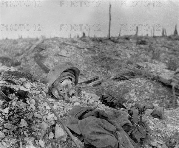 Le reste du cadavre d'un soldat allemand dans une tranchée - La première guerre mondiale 1914-1918. Nous contacter pour la légende complète
