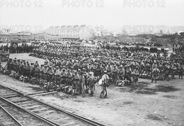 En octobre 1915, arrivée à Salonique des premiers contingents français et britanniques. Les troupes françaises, après leur débarquement, se sont massées à proximité des quais, avant de défiler à travers la ville. Première Guerre Mondiale - Nous contacter pour la légende complète