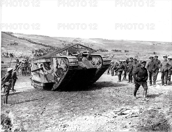 En novembre 1917, soldats anglais et tank pendant la bataille de Cambrai. Le 20 novembre 1917, les Britanniques lancèrent une importante offensive pour libérer Cambrai, occupée par les Allemands depuis 1914 et constituant l'une des bases de la ligne Hindenburg.  Cette offensive marquait surtout un tournant stratégique, en reposant sur l'emploi massif de tanks, dont l'utilisation était jusque là expérimentale.  Près de 381 chars participèrent à cette première grande bataille de blindés conduite par le maréchal Haig. Première Guerre Mondiale - Nous contacter pour la légende complète