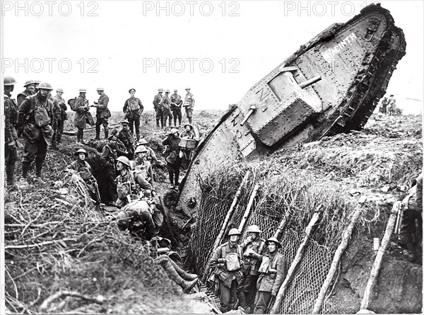 En novembre 1917, soldats anglais et tank dans une tranchée pendant la bataille de Cambrai. Le 20 novembre 1917, les Britanniques lancèrent une importante offensive pour libérer Cambrai, occupée par les Allemands depuis 1914 et constituant l'une des bases de la ligne Hindenburg.  Cette offensive marquait surtout un tournant stratégique, en reposant sur l'emploi massif de tanks, dont l'utilisation était jusque là expérimentale.  Près de 381 chars participèrent à cette première grande bataille de blindés conduite par le maréchal Haig. Première Guerre Mondiale - Nous contacter pour la légende complète