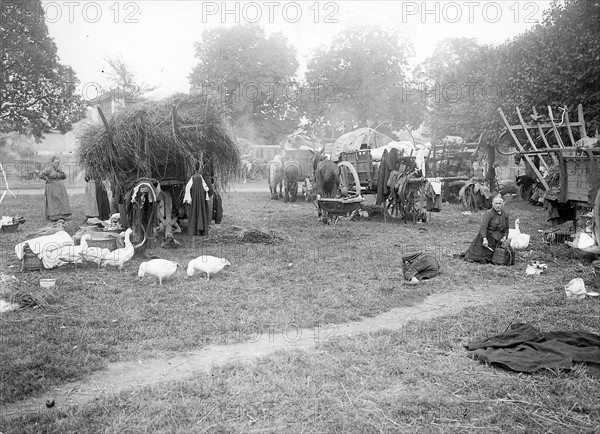 L'exode des populations du Nord de la France en août 1914 - Familles du Nord de la France ayant pris le chemin de l'exode devant l'envahisseur allemand.  Photographie parue dans L'Illustration du 4 août 1934, à l'occasion du 20ème anniversaire de la déclaration de la guerre. Première Guerre Mondiale - Nous contacter pour la légende complète