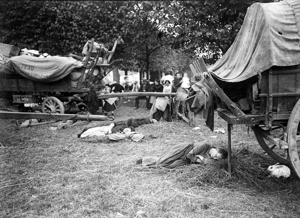 L'exode des populations du Nord de la France en août 1914 - Familles du Nord de la France ayant pris le chemin de l'exode devant l'envahisseur allemand.  Photographie parue dans L'Illustration du 4 août 1934, à l'occasion du 20ème anniversaire de la déclaration de la guerre. Première Guerre Mondiale - Nous contacter pour la légende complète