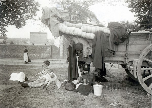 L'exode des populations du Nord de la France en août 1914 - Familles du Nord de la France ayant pris le chemin de l'exode devant l'envahisseur allemand.  Photographie parue dans L'Illustration du 4 août 1934, à l'occasion du 20ème anniversaire de la déclaration de la guerre. Première Guerre Mondiale - Nous contacter pour la légende complète