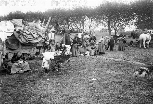 L'exode des populations du Nord de la France en août 1914 - Familles du Nord de la France ayant pris le chemin de l'exode devant l'envahisseur allemand.  Photographie parue dans L'Illustration du 4 août 1934, à l'occasion du 20ème anniversaire de la déclaration de la guerre. Première Guerre Mondiale - Nous contacter pour la légende complète