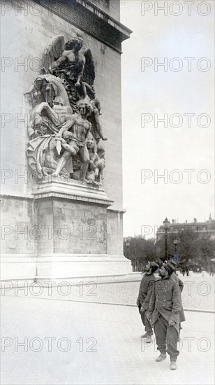 Scène parisienne d'août 1914: réservistes provinciaux méditant devant le haut-relief d'Etex, "La Résistance", de l'Arc de Triomphe.  Photographie parue dans L'Illustration du 4 août 1934, à l'occasion du 20ème anniversaire de la déclaration de la guerre. Première Guerre Mondiale - Nous contacter pour la légende complète