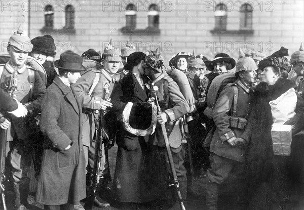 Les adieux de soldats allemands partant sur le front - Début août 1914 à Berlin, soldats allemands embrassant mères et fiancées, avant de partir pour le front.  Photographie parue dans L'Illustration du 4 août 1934, à l'occasion du 20ème anniversaire de la déclaration de la guerre. Première Guerre Mondiale - Nous contacter pour la légende complète