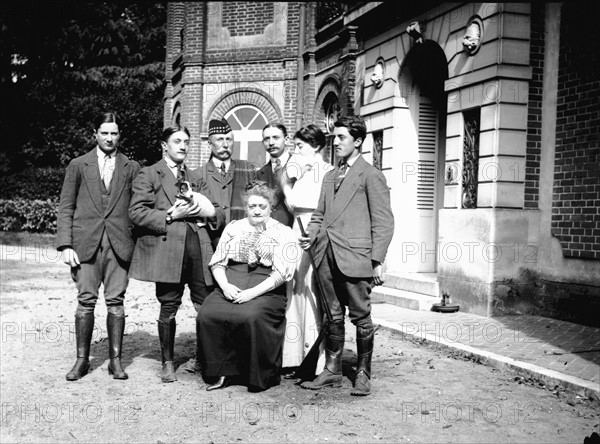 Types et physionomie en France au début du XXème siècle.  Famille bourgeoise avant la guerre de 1914, en Normandie.