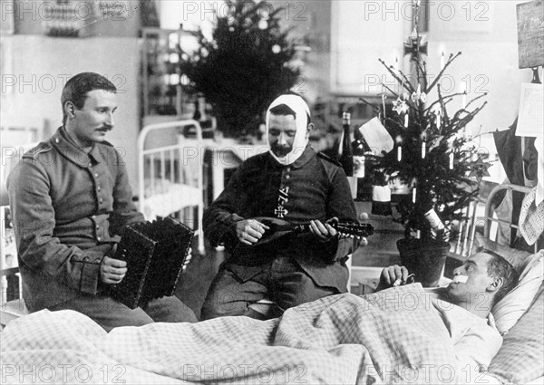 Première guerre mondiale. Dans un hopital en Allemagne, des soldats bléssés, fëtent noël, 1915.