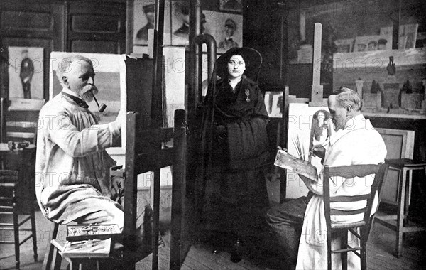 Avril 1916, l'héroïne de Loos, Mademoiselle Emilienne Moreau, qui reçue la Croix de guerre en 1915, posant devant les peintres Pierre Carrier-Belleuse (à G) et Gorguet pour son portrait, qui figurera dans un grand panorama.