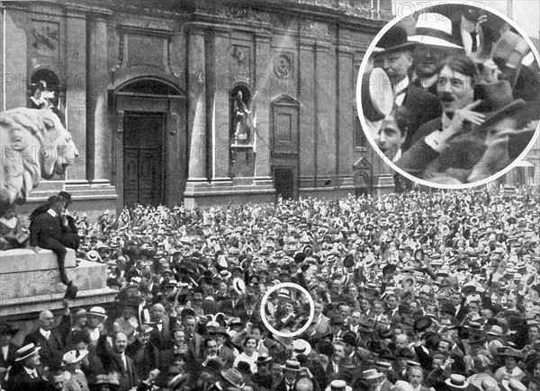 Première guerre mondiale. Munich le 2 août 1914, à la veille de la première guerre mondiale, l'euphorie en Allemagne est total. Dans la foule, un homme, pareil aux autres, participe aux démonstrations de joie... il s'agit d' Adolf Hitler.