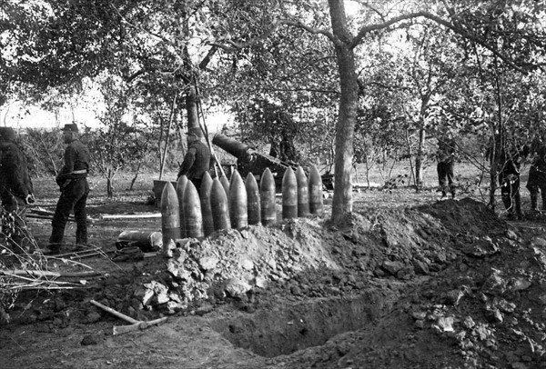 Mortier et obus de 220 - Première guerre mondiale. L'artillerie de l'armée française en novembre 1914.