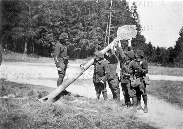 Les poteaux allemands de l'ancienne frontière d'Alsace - La première guerre mondiale. Un des premiers gestes des chasseurs alpins quant ils eurent occupé le col du Bonhomme, après un violent combat, le 7 août 1914, les diables bleus s'empressent d'abattre le poteau de la frontière avec l'ancienne Allemagne.