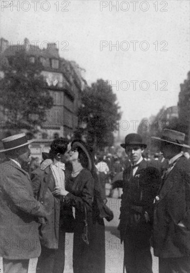 Août 1914, mobilisation générale :  Fini les conventions, avant son départ pour le front, un fougueux baiser d'adieu uni cet homme et sa femme, dans une rue de Paris. -  La mobilisation pour la grande guerre, Août 1914.