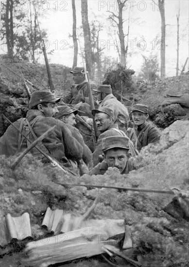 La première guerre mondiale. Dans la grande tranchée de Calonne en juillet 1915, une escouade de "vitriers" dans un trou d'obus : la 2e ligne allemande est conquise  pendant qu'on l'organise, c'est dans un trou d'obus qu'ont pris position 7 chasseurs.