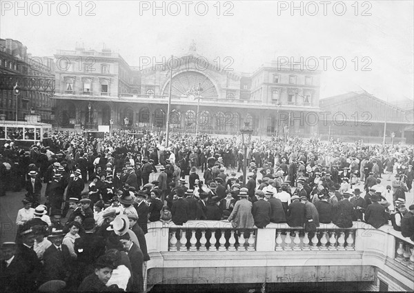 Le 3 août 1914, devant la gare de l'Est à Paris, au deuxième jour de la mobilisation. 
Photographie parue dans L'Illustration du 8 août 1914.
Première Guerre Mondiale