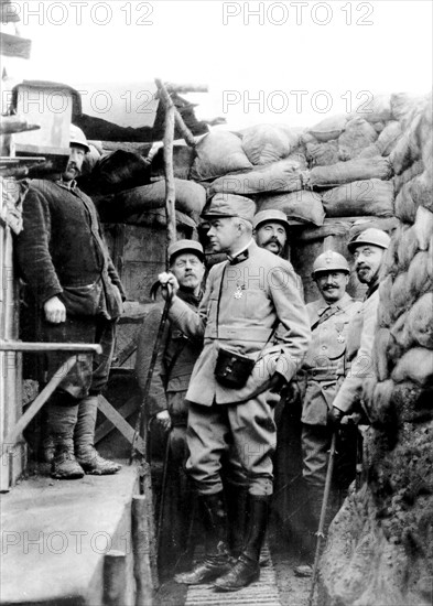 A 60 mètres d'eux sous l'uniforme français celui qui avant la guerre avait déjà l'honneur de leur inspirer une haine féroce le dessinateur alsacien HANSI que le tribunal d'empire condamnait le 9 Juillet 1914 à un an de prison pour ' offense au peuple allemand ' et qui porte maintenant avec la croix de la légion d'honneur l'insigne d'officier interprète