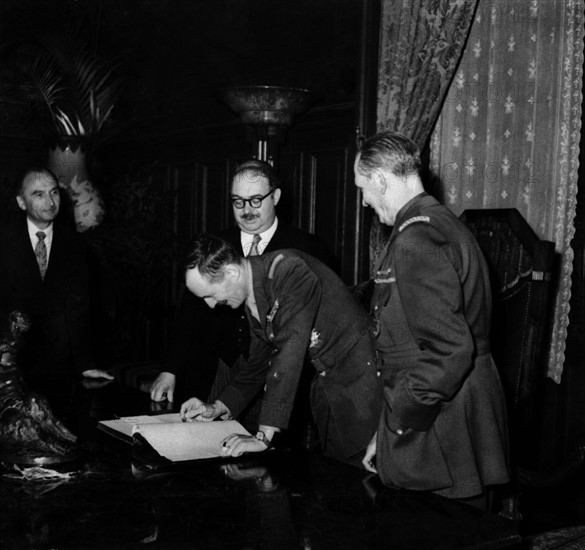 Le dimanche 25 août 1946 à 23 heures, deux ans jour pour jour après l'arrivée des premiers chars français de la 2ème Division Blindée qui libérèrent Paris de l'occupation allemande, le général LECLERC, qui commandait les opérations, signe le Livre d'or de l'Hôtel de Ville.