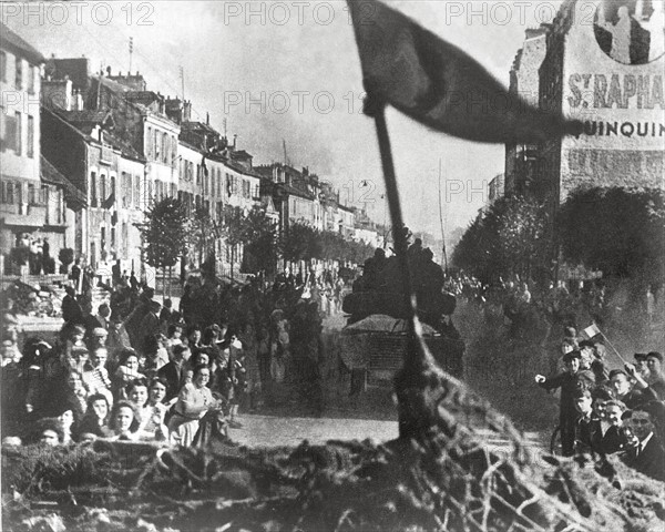 Août 1944, l'avancée de la 2e DB vers Paris. Le groupement tactique Dio atteint la porte d'Orléans, derrière le groupement Billotte. Il va participer au nettoyage de la rive gauche que les allemands contrôlent encore. Le général Leclerc. Leclerc Philippe Marie de Hautecloque, dit Belloy-Saint-Léonard (1902-1947), Maréchal de France à titre posthume en 1952.