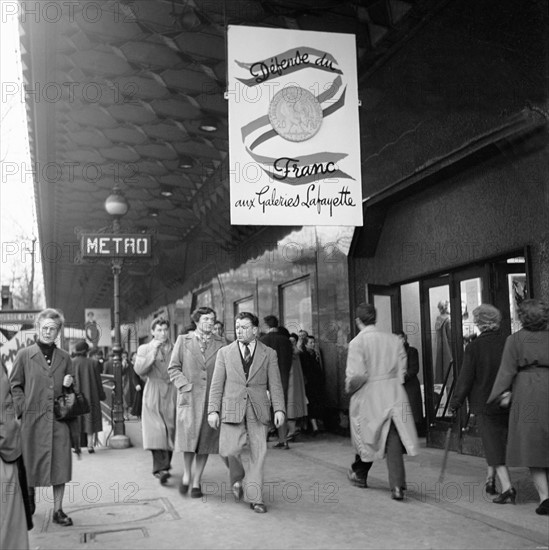 En mars 1952, à Paris, le magasin des Galeries Lafayette annonce par  cette affiche son engagement en faveur de la défense du franc. Pour se conformer à la politique déflationniste d'Antoine PINAY, les grands magasins parisiens appliquent une baisse des prix de 5%. 4.1.1