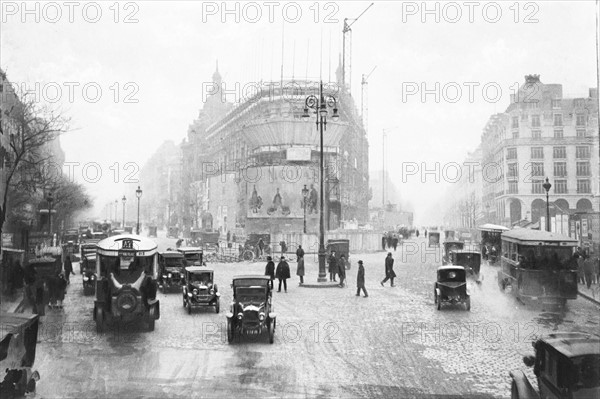 La fourche du boulevard des Italiens (àg) et du boulevard Haussmann (àd) vue du boulevard Montmartre, à la hauteur des rues de Richelieu et Drouot.