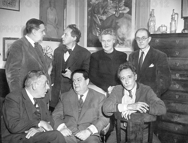 De gauche à droite, debout : Georges Auric, Arthur Honneger, Germaine Tailleferre, Raoul Durey. assis : Francis Poulenc, Darius Milhaud, Jean Cocteau.