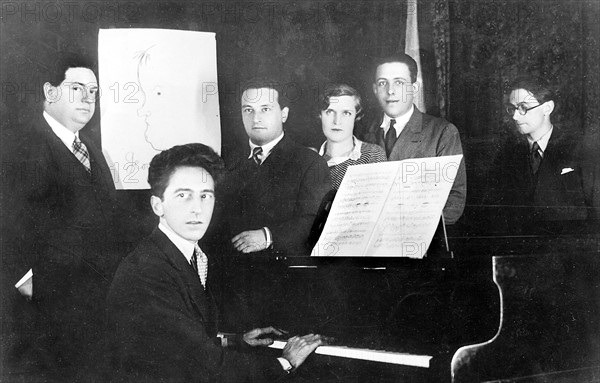 De gauche à droite : Darius Milhaud, Georges Auric (dessin sur le mur), Jean Cocteau, Arthur Honneger,  Germaine Tailleferre, Francis Poulenc, Louis Durey.