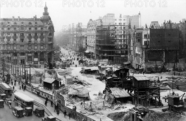 Vue des travaux à paris en 1926, pour la construction du boulevard Haussmann, 74 ans apres le premier coup de pioche sous Napoléon III.