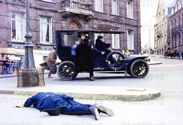 Police - Criminalité  La bande à Bonnot est un groupe de jeunes anarchistes emmené par Jules Bonnot (1876-1912) qui sème la terreur entre décembre 1911 et avril 1912. Commettant des cambriolages et des meurtres, ils sont les premiers criminels de l'histoire à voler à main armée en automobile. Traquée par la police, la bande est finalement arrêtée en 1912 à l'issue de longues fusillades.  Photo du film sur la célèbre bande à Bonnot.