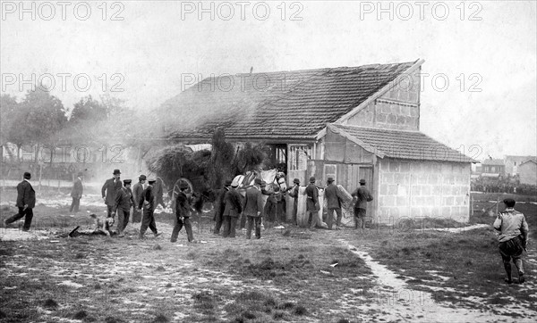 Police - Criminalité  La fin de la bande à Bonnot, assaut de leur planque dans une maison de Choisy-le-Roi le 28 avril 1912. La bande à Bonnot est un groupe de jeunes anarchistes emmené par Jules Bonnot (1876-1912) qui sème la terreur entre décembre 1911 et avril 1912. Commettant des cambriolages et des meurtres, ils sont les premiers criminels de l'histoire à voler à main armée en automobile. Traquée par la police, la bande est finalement arrêtée en 1912. Bonnot s'était réfugié dans la maison d'un compagnon, Dubois, à Choisy Le Roi. Le 28 avril 1912, à l'issue d'une longue fusillade et un siège du pavillon par des centaines de policiers, la maison est dynamitée. Bonnot blessé, décède quelques heures plus tard.