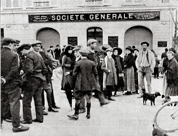 Police - Criminalité  La bande à Bonnot est un groupe de jeunes anarchistes emmené par Jules Bonnot (1876-1912) qui sème la terreur entre décembre 1911 et avril 1912. Commettant des cambriolages et des meurtres, ils sont les premiers criminels de l'histoire à voler à main armée en automobile. Après un permier hold-up sanglant à la Société Générale rue Ordener, ils en braquent à nouveau une agence de la banque à Chantilly.  Traquée par la police, la bande est finalement arrêtée en 1912 à l'issue de longues fusillades.  Ici devant la succursale de la Société Générale, le lendemain du crime, pendant la reconstitution judiciaire.