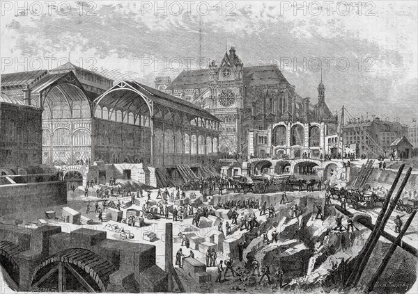 Les travaux du baron Haussmann à Paris, novembre 1866. La construction du nouveau pavillon des Halles centrales  à ossatures métalliques  (architecte, Victor Baltard),  vue prise de la rue de la Tonnellerie, dans le fond l'église Saint-Eustache.