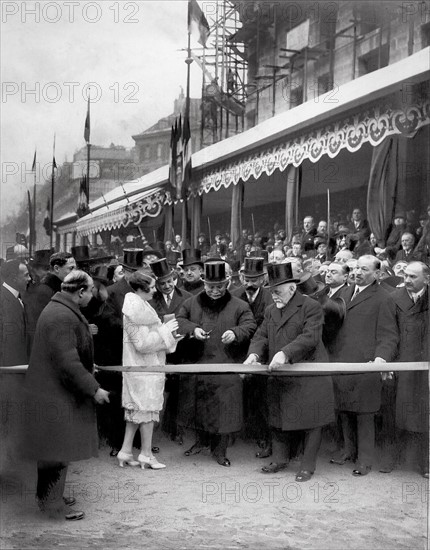 Paris, l'achèvement des travaux sur le boulevard Haussmann en 1927. Soixante-quinze ans après le premier coup de pioche, l'inauguration du 15 janvier 1927 par le président de la république française.