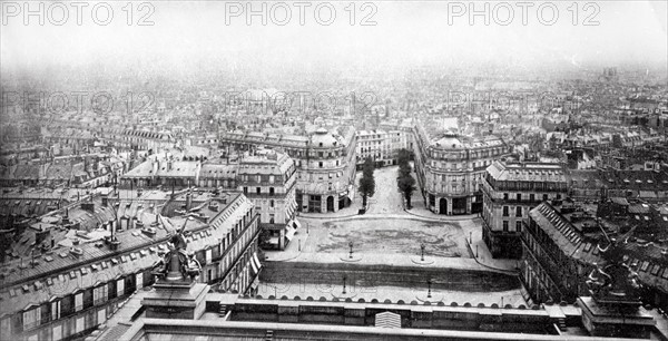 Travaux du baron Haussmann à Paris. La Place de l'Opéra Garnier avant le percement de l'avenue Napoléon, aujourd'hui avenue de l'Opéra, jusqu'au Théâtre Français. Photographie prise avant 1866, du toit de l'Opéra de paris.